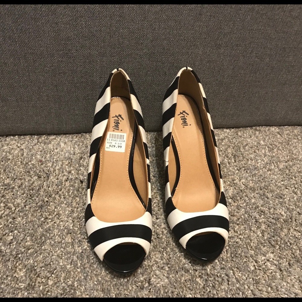 Fioni Black and White Peep Toe Pump